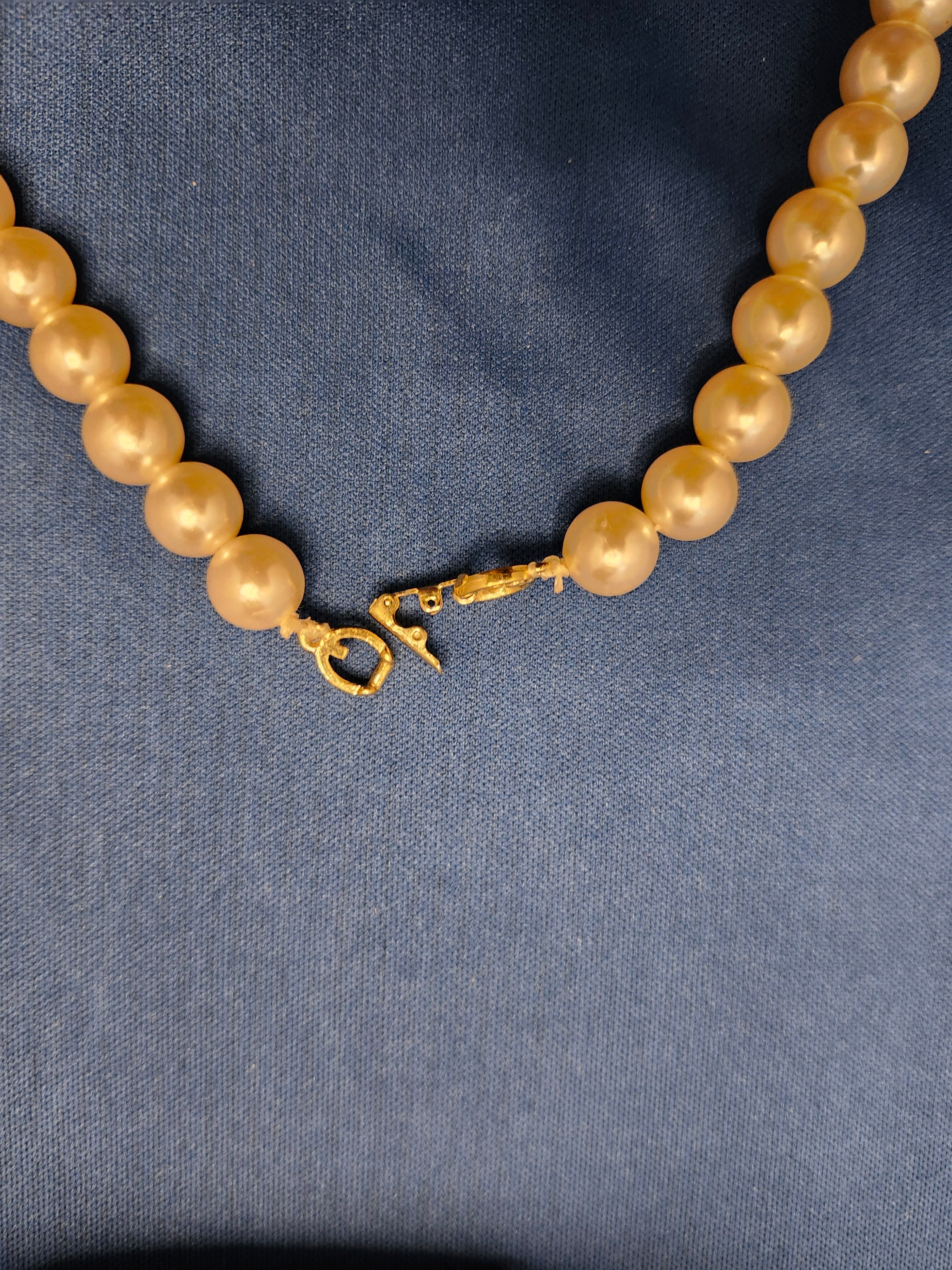 Vintage single strand 16 in faux pearl necklace