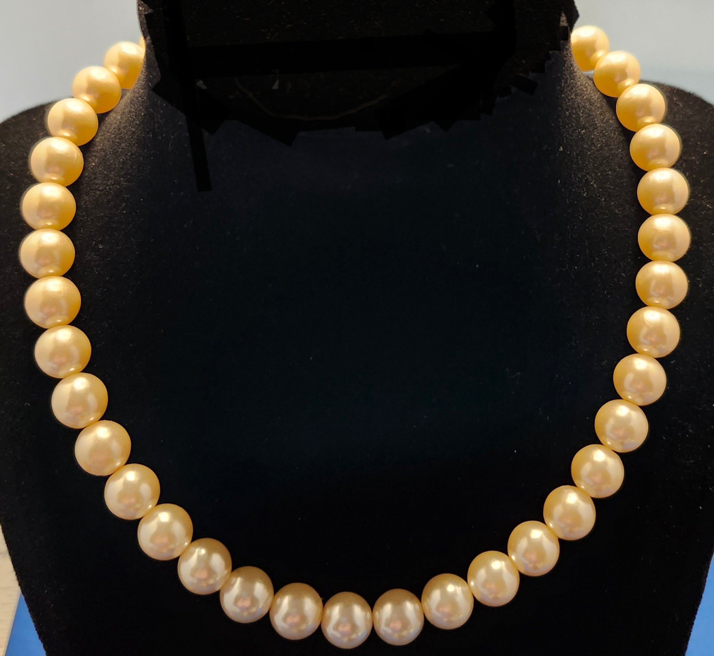 Vintage single strand 16 in faux pearl necklace